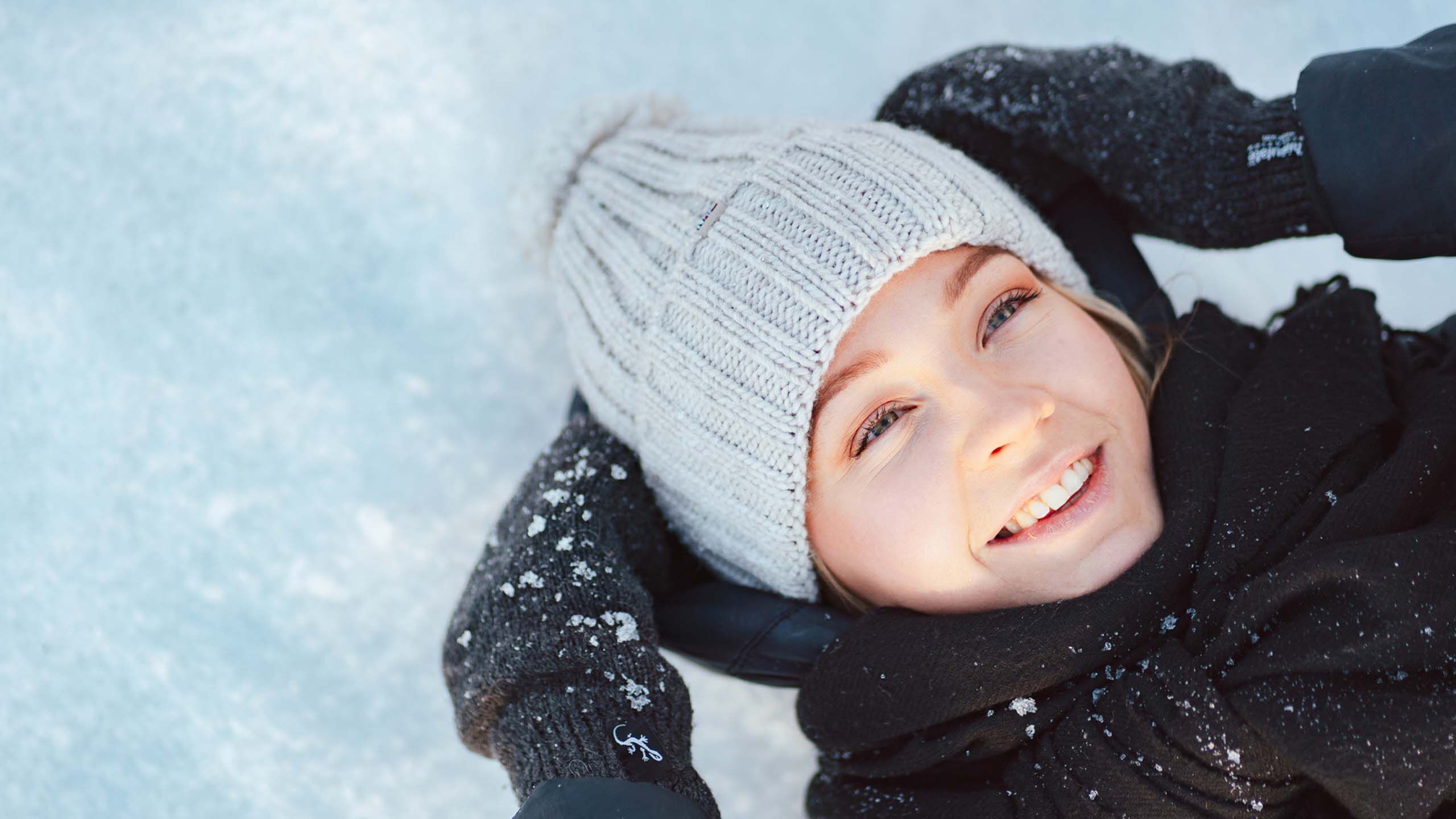 Talvipakkasessa hymyilevä nainen